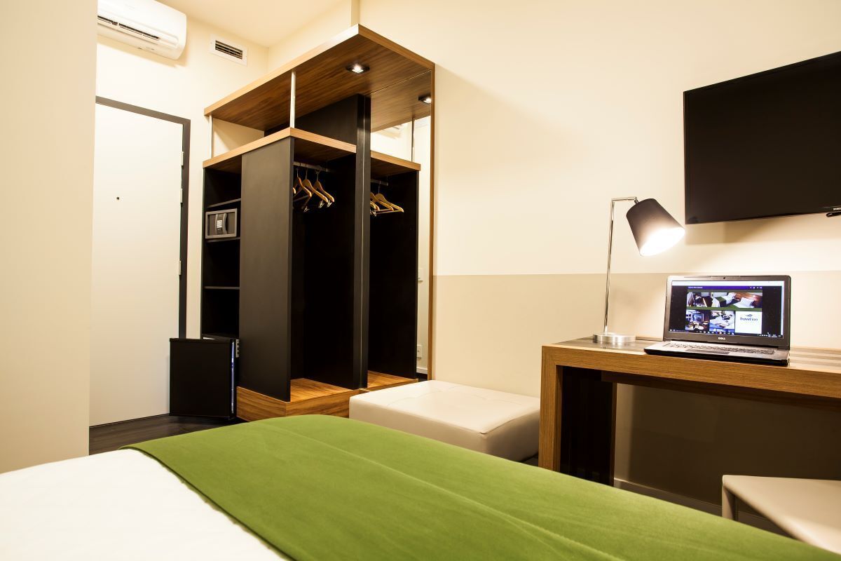 standard double room, 1 double bed | minibar, in-room safe, desk, free wifi