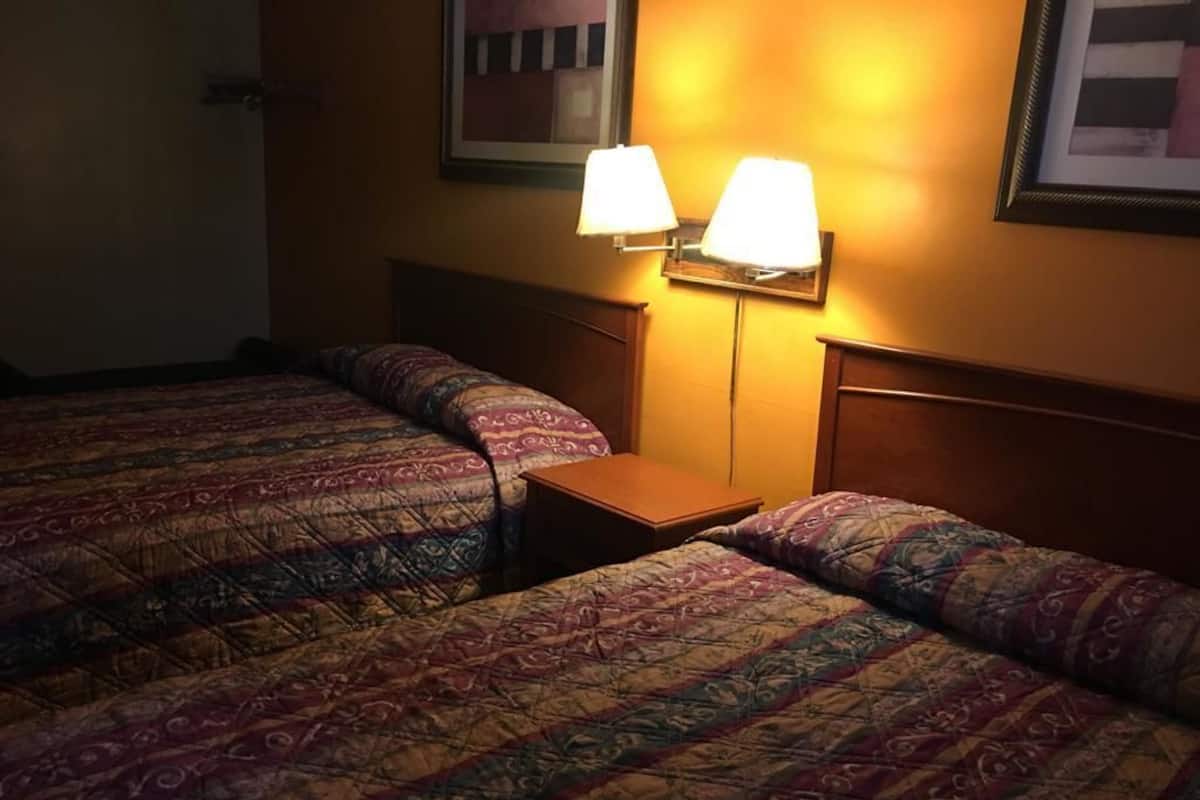 Habitació estàndard, 2 llits de matrimoni | Escriptori i wifi gratuïta 