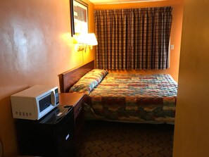 Standard Room, 1 King Bed | Microwave