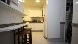 Coffee/tea maker, fridge - GoHouse Saldanha 602 (Rio de Janeiro)