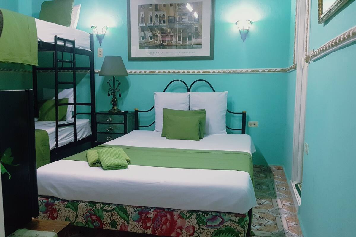 Familien-Vierbettzimmer, 3Â Schlafzimmer, eigenes Bad (The Green Second Floor)