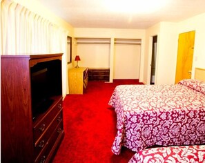 Standard Room, 2 Double Beds | Desk, free WiFi, bed sheets - Charlie's Motel (Frostburg)