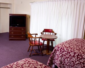Desk, free WiFi, bed sheets - Charlie's Motel (Frostburg)