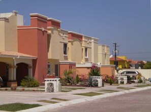Vista frontal de la propiedad