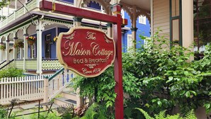 The Mason Cottage offering bed and breakfast services.