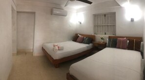 Zweibettzimmer | 2 Schlafzimmer, Minibar, Zimmersafe, Bügeleisen/Bügelbrett