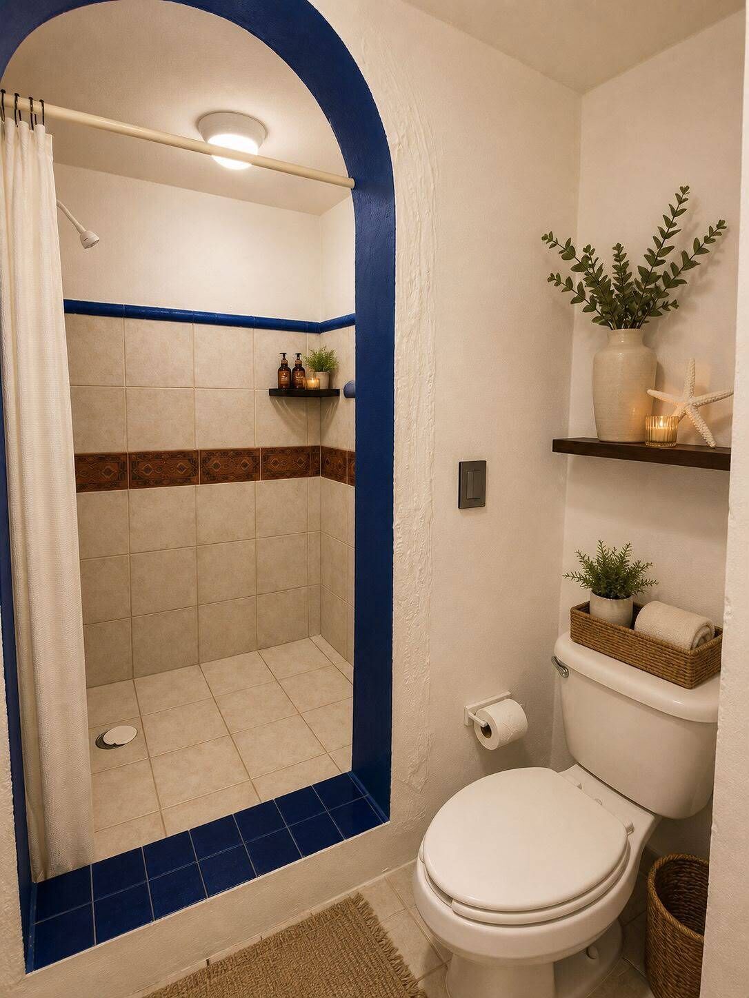 Een badkamer met douche, toilet en planken met toiletartikelen.
