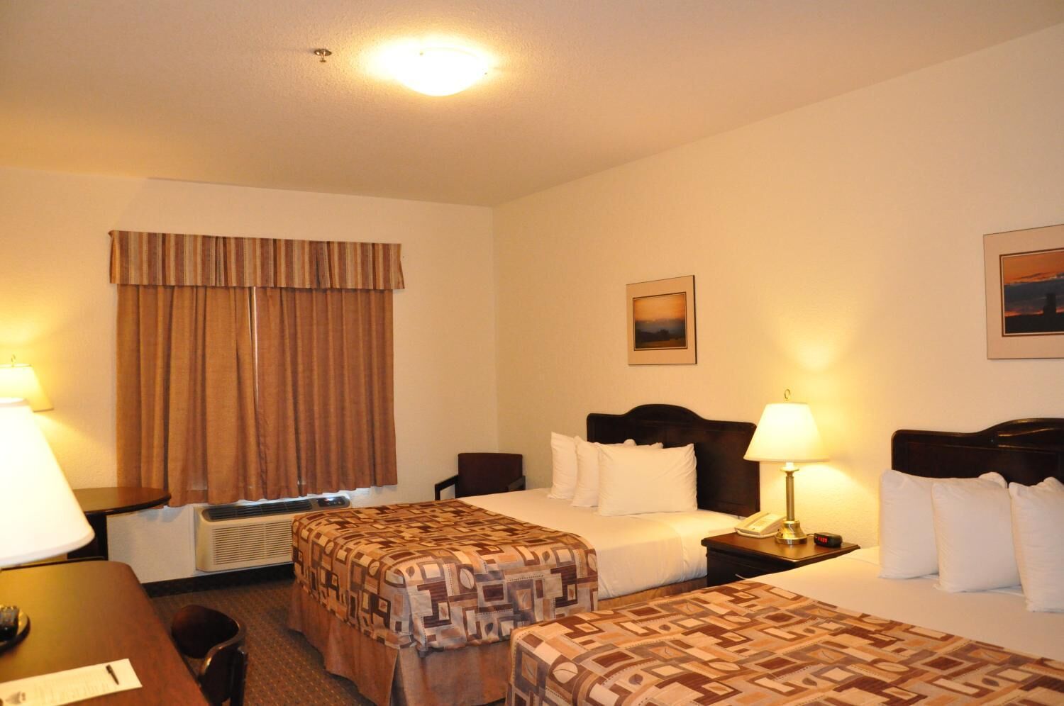 desk, free wifi, bed sheets