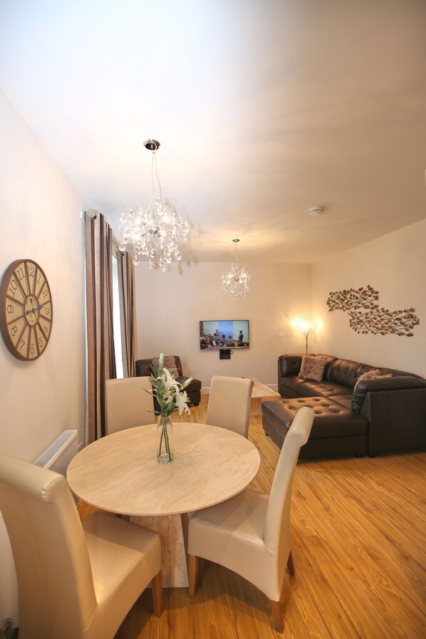 In-room dining - Edinburgh Pearl Apartments Dalry House (Edinburgh)