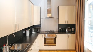 Apartamento, 2 habitaciones | Cocina privada | Cafetera o tetera, frigorífico, microondas y horno