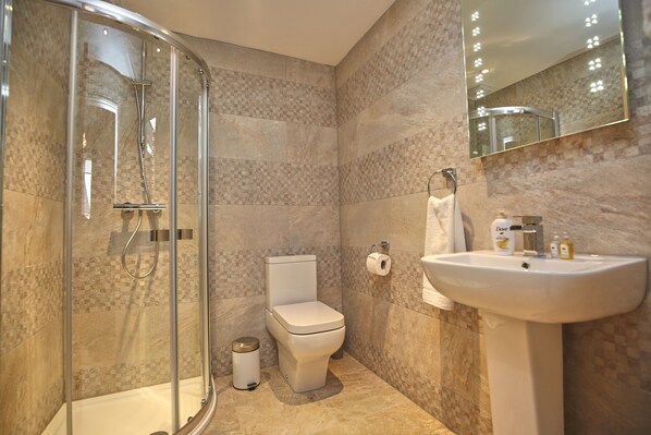 Apartment, 2 Bedrooms | Bathroom shower
