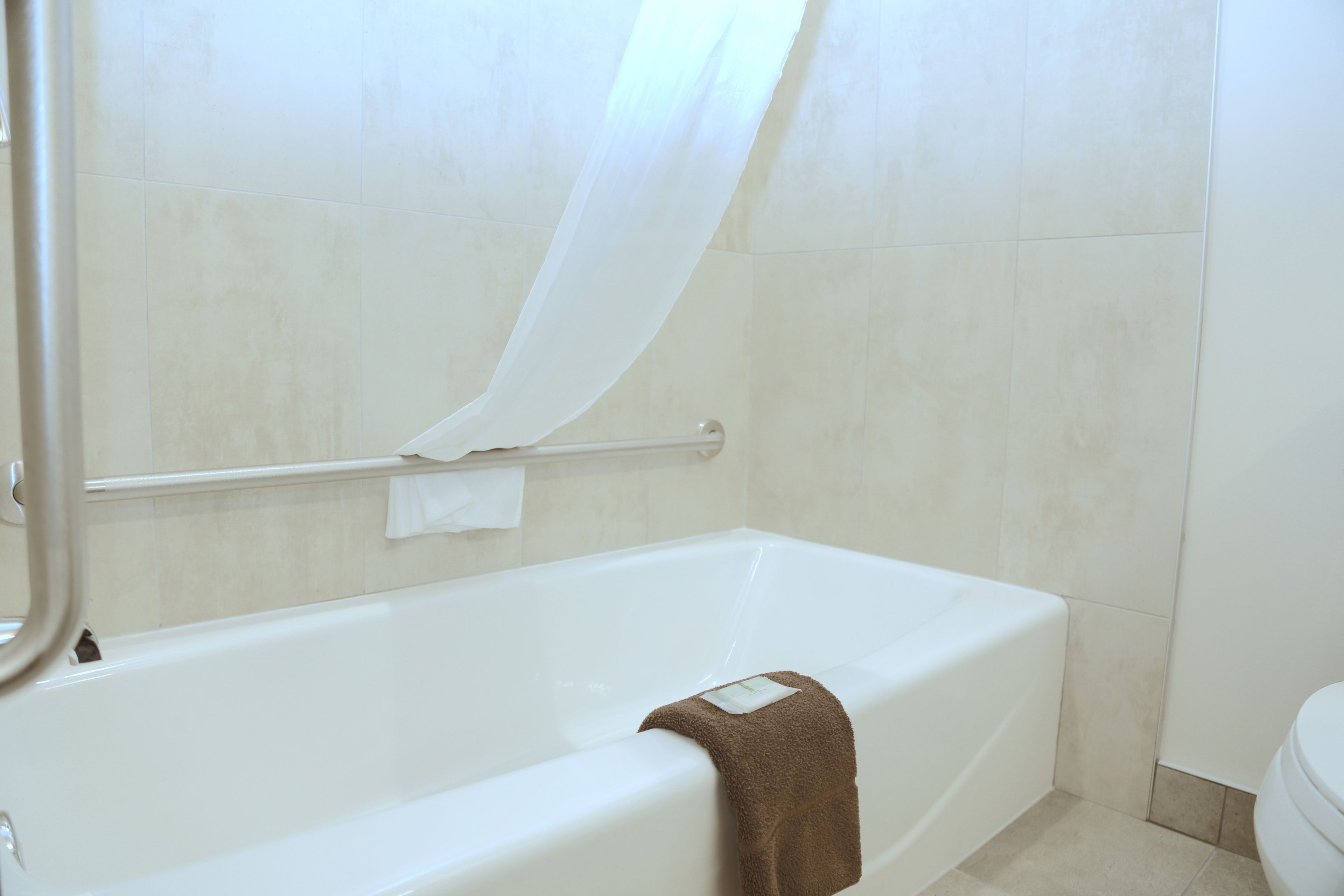 standard room, 1 king bed | bathroom | combined shower/bathtub, free toiletries, towels