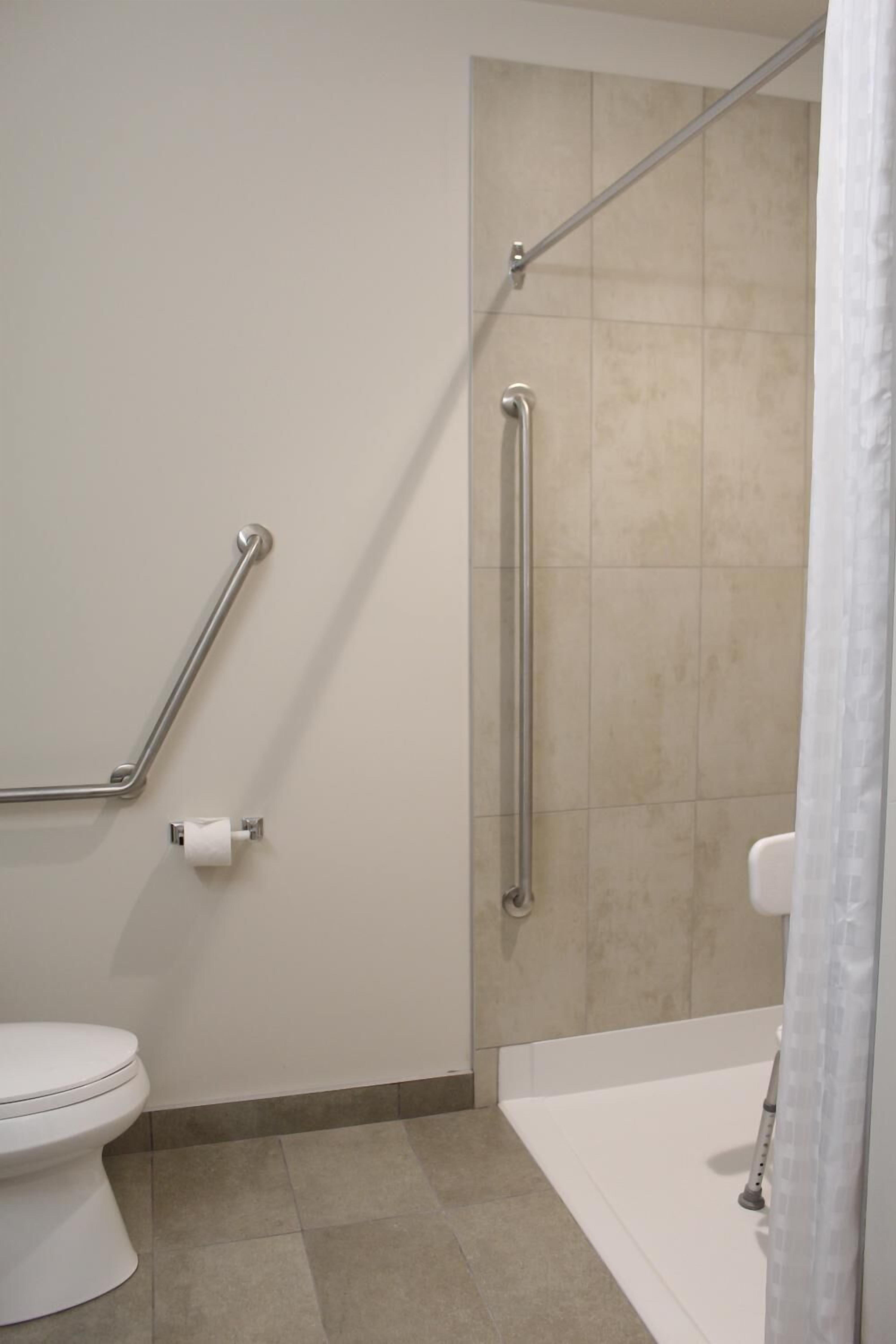 combined shower/bathtub, free toiletries, towels
