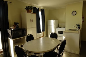 Refrigerador, microondas, cafetera/tetera