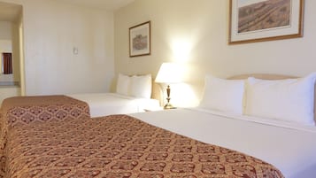 Habitación Deluxe doble, 2 camas de matrimonio | Escritorio, wifi gratis, ropa de cama