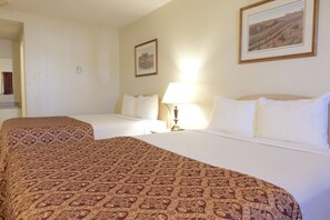 Habitació doble Deluxe, 2 llits de matrimoni | Escriptori, wifi gratuïta i roba de llit 