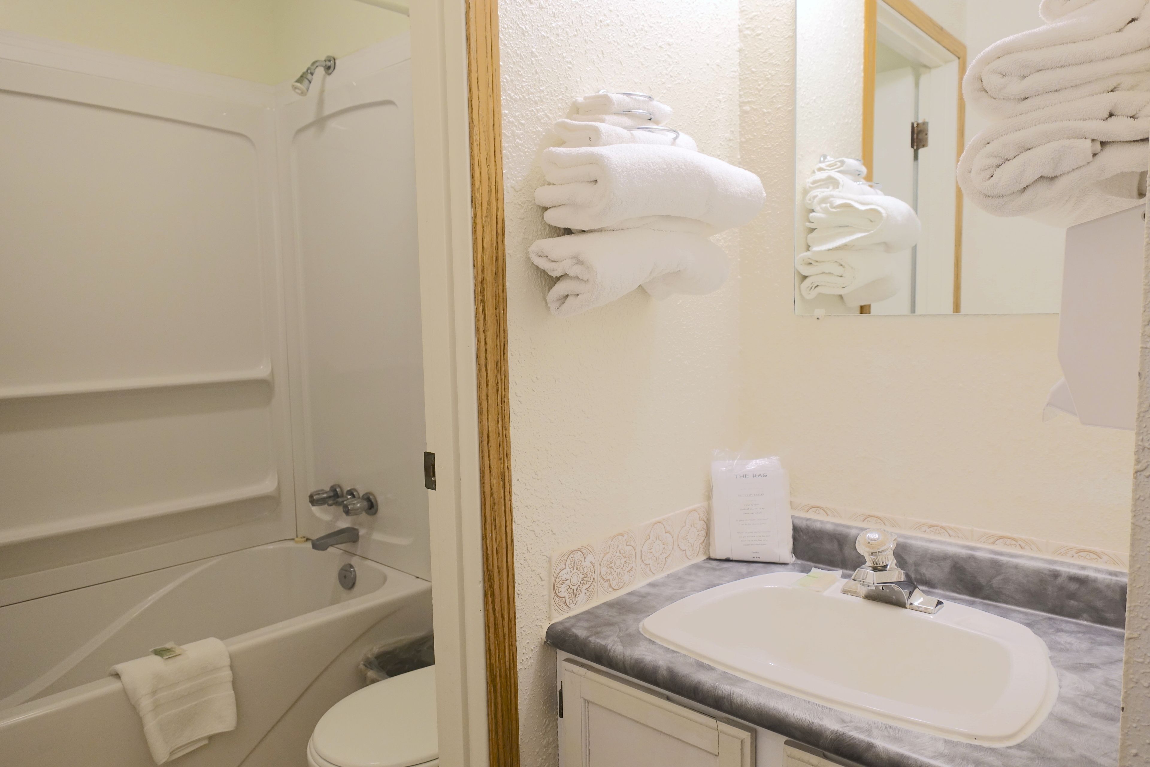 Standaard tweepersoonskamer, 2 tweepersoonsbedden | Badkamer | Een bad/douchecombinatie, gratis toiletartikelen, handdoeken