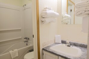 Standaard tweepersoonskamer, 2 tweepersoonsbedden | Badkamer | Een bad/douchecombinatie, gratis toiletartikelen, handdoeken