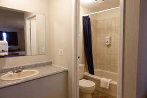 Combined shower/tub, free toiletries, towels