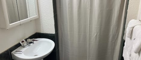 Standard-huone, 1 suuri parisänky | Kylpyhuone | Suihku, ilmaiset hygieniatuotteet, pyyhkeet