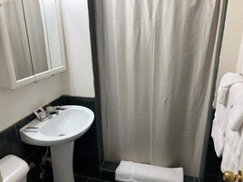 Standard Room, 1 King Bed | Bathroom | Shower, free toiletries, towels