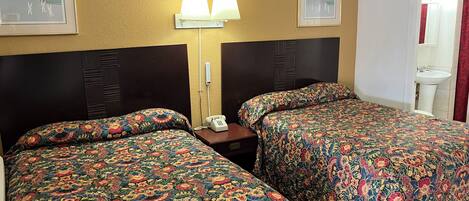 Chambre Standard, 2 lits doubles | Bureau, fer et planche Ă repasser, accĂšs au Wi-Fi (inclus)