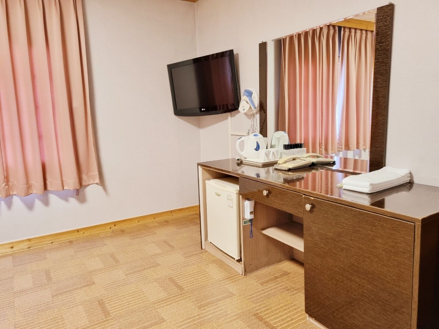 single room | free wifi, bed sheets