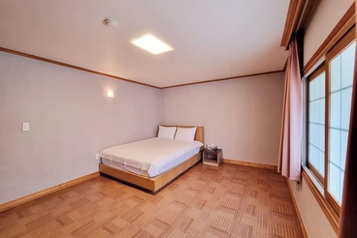 WiFi (free), bed sheets
