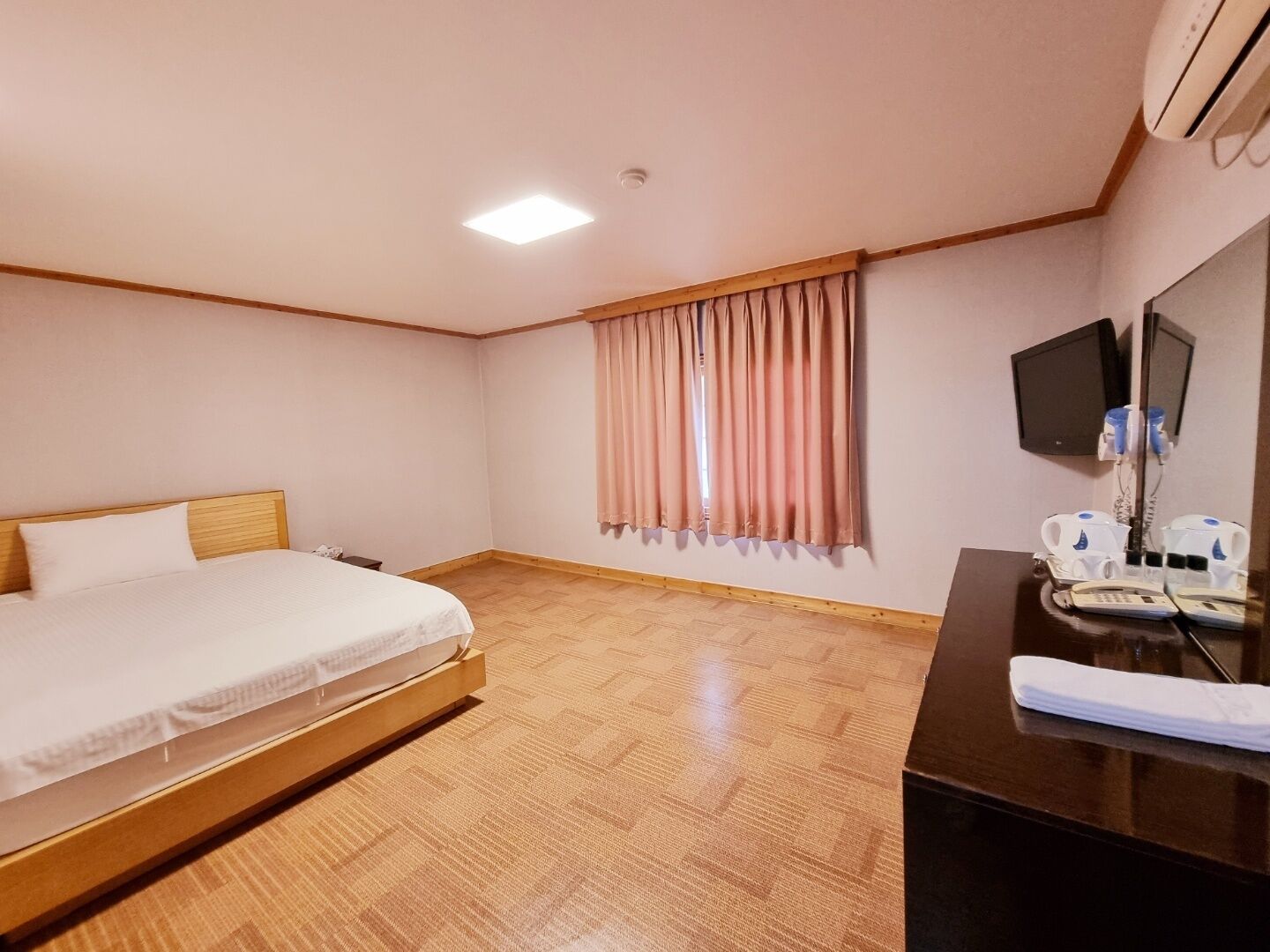 single room | free wifi, bed sheets
