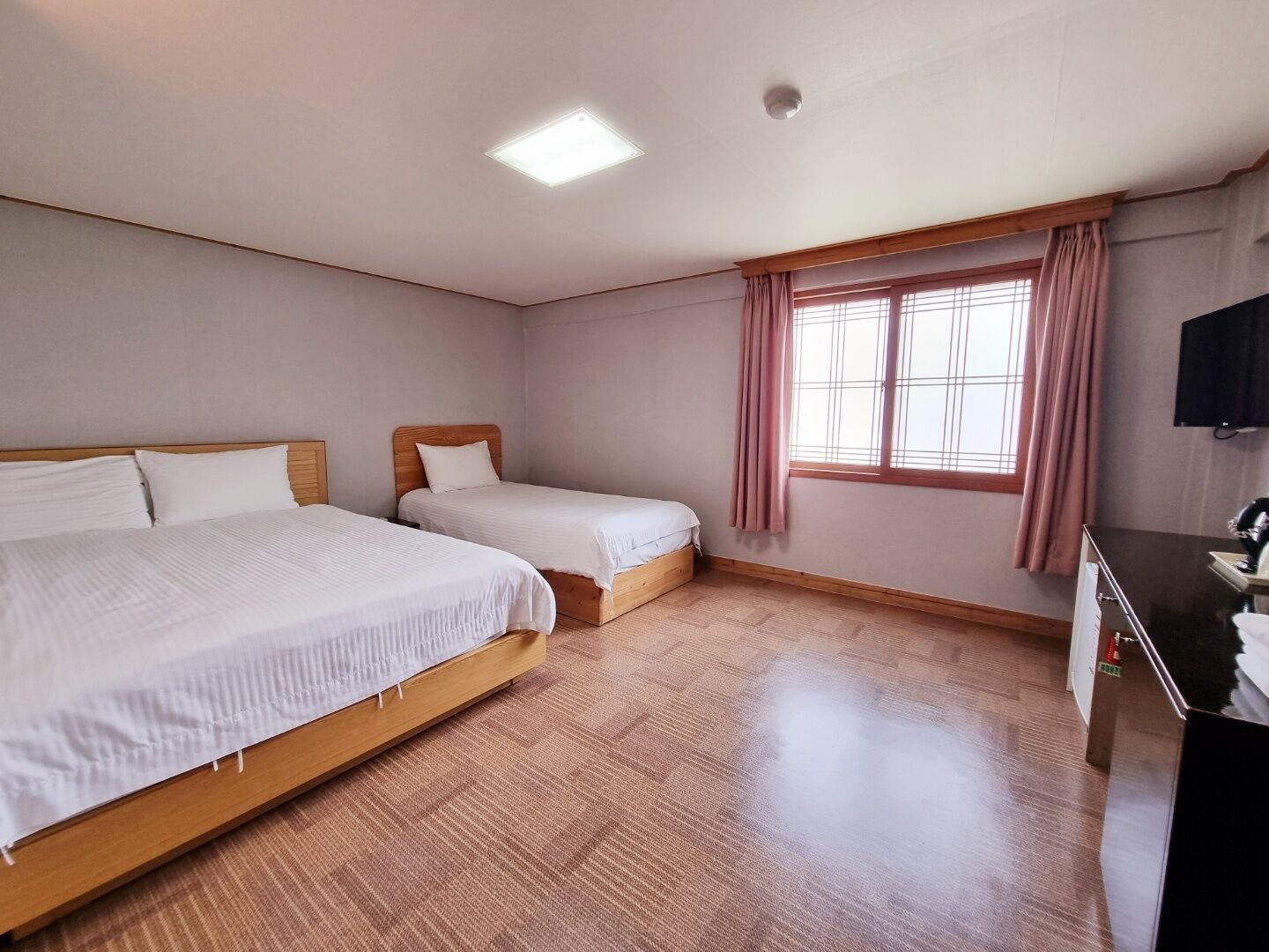 deluxe twin room(double+single) | free wifi, bed sheets