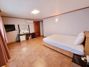 Standard Double Room | Free WiFi, bed sheets - Hotel G (Jeju City)