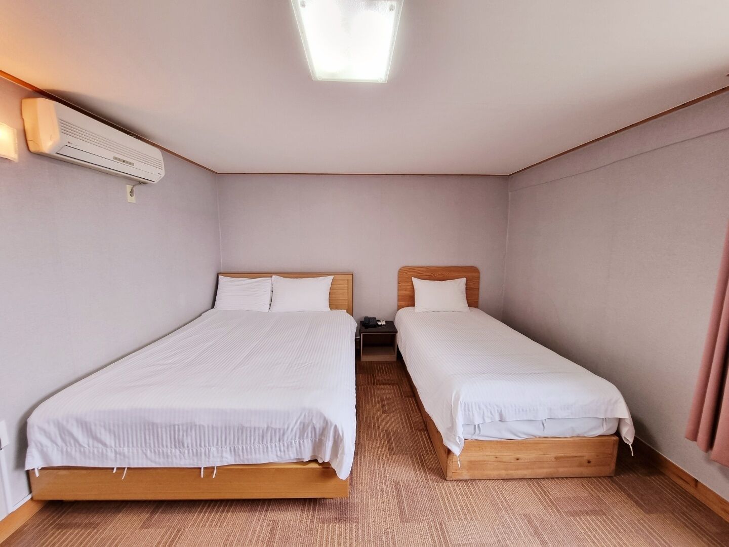 deluxe twin room(double+single) | free wifi, bed sheets