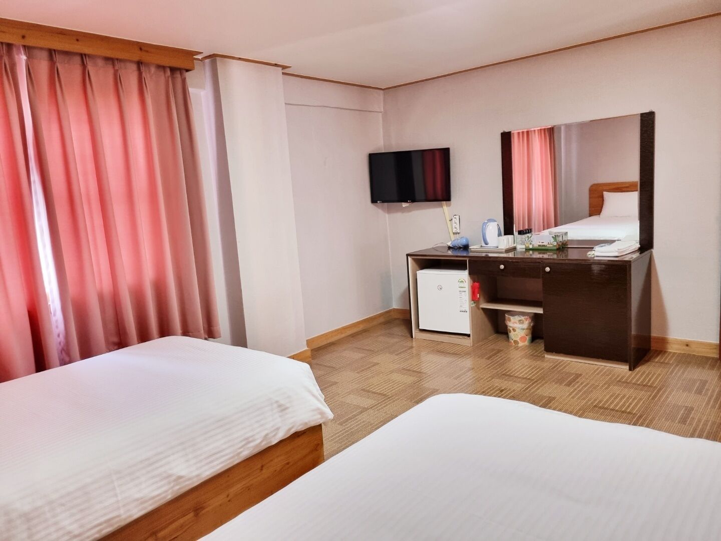 standard twin room | free wifi, bed sheets