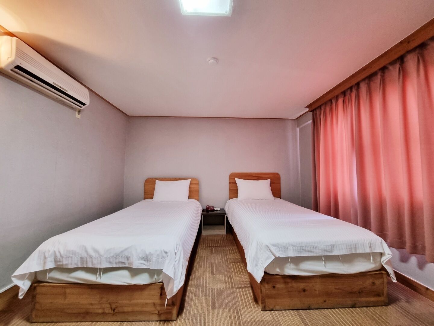 standard twin room | free wifi, bed sheets