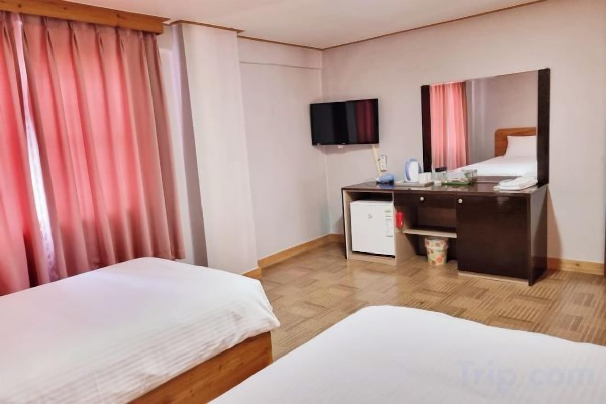 WiFi (free), bed sheets