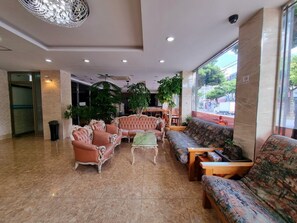 Lobby sitting area - Hotel G (Jeju City)