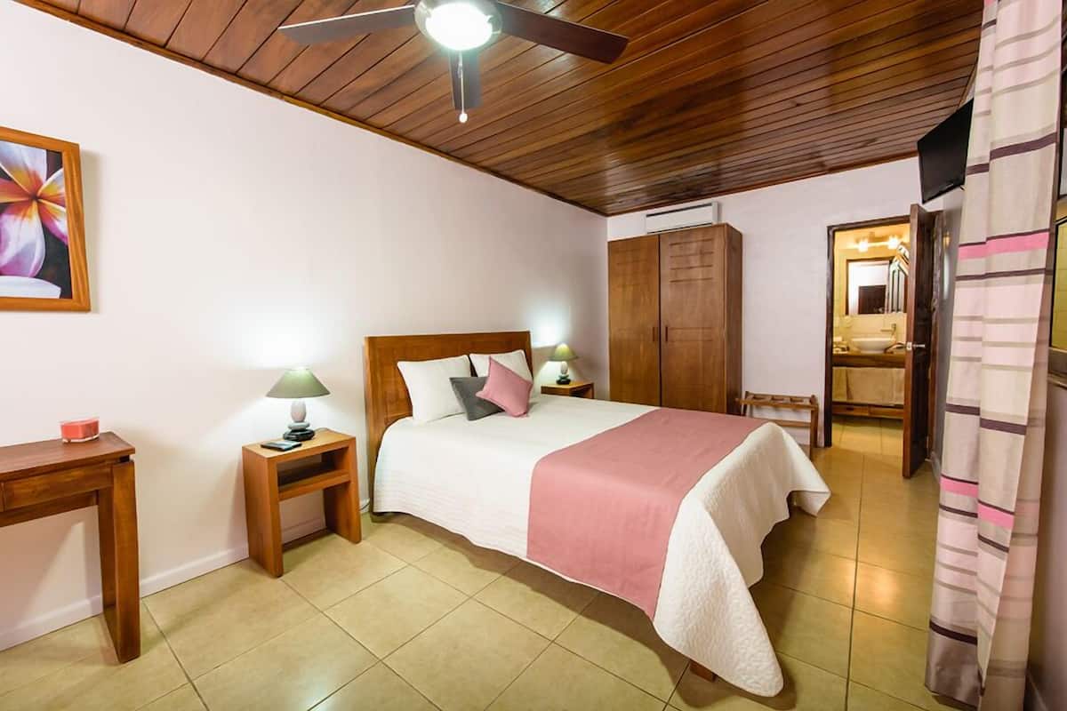 Standard-Doppelzimmer, 1 Queen-Bett | Hochwertige Bettwaren, kostenloses WLAN, Rollstuhlgeeignet