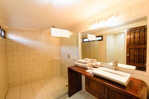 Suite Deluxe, 1 cama King size | Baño | Regadera, amenidades de baño gratuitas, secadora de cabello, toallas 