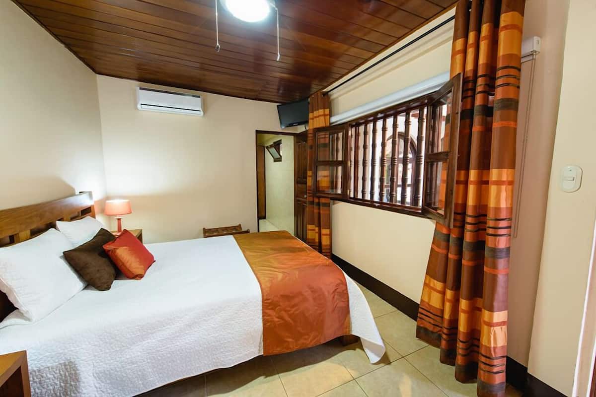 Standard-Doppelzimmer, 1 Queen-Bett | Hochwertige Bettwaren, kostenloses WLAN, Rollstuhlgeeignet