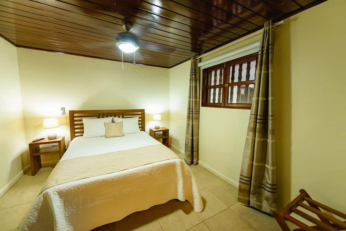 Junior-Doppelzimmer, 1 Queen-Bett | Hochwertige Bettwaren, kostenloses WLAN, Rollstuhlgeeignet