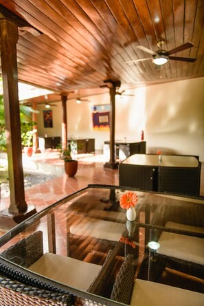 Outdoor dining - Hotel Flor de Sarta (León)