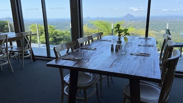 供應早餐、午餐和晚餐,當地料理