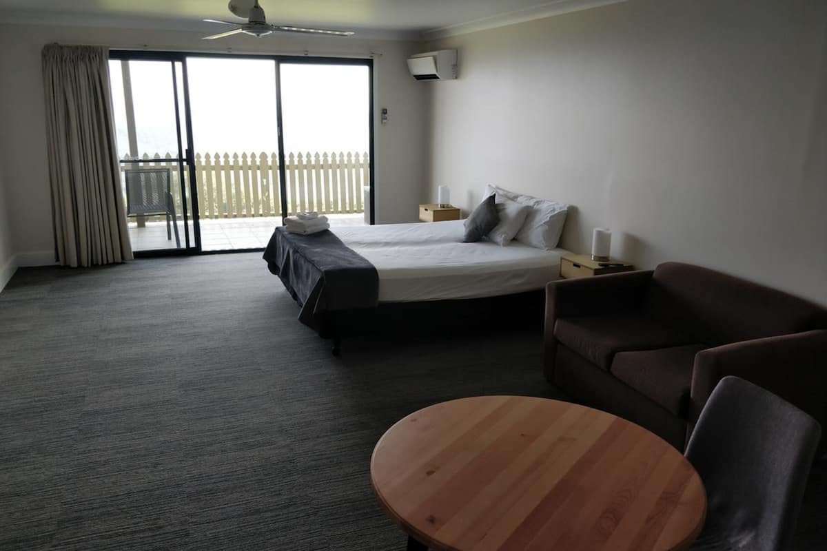 glasshouse view room | free wifi, bed sheets