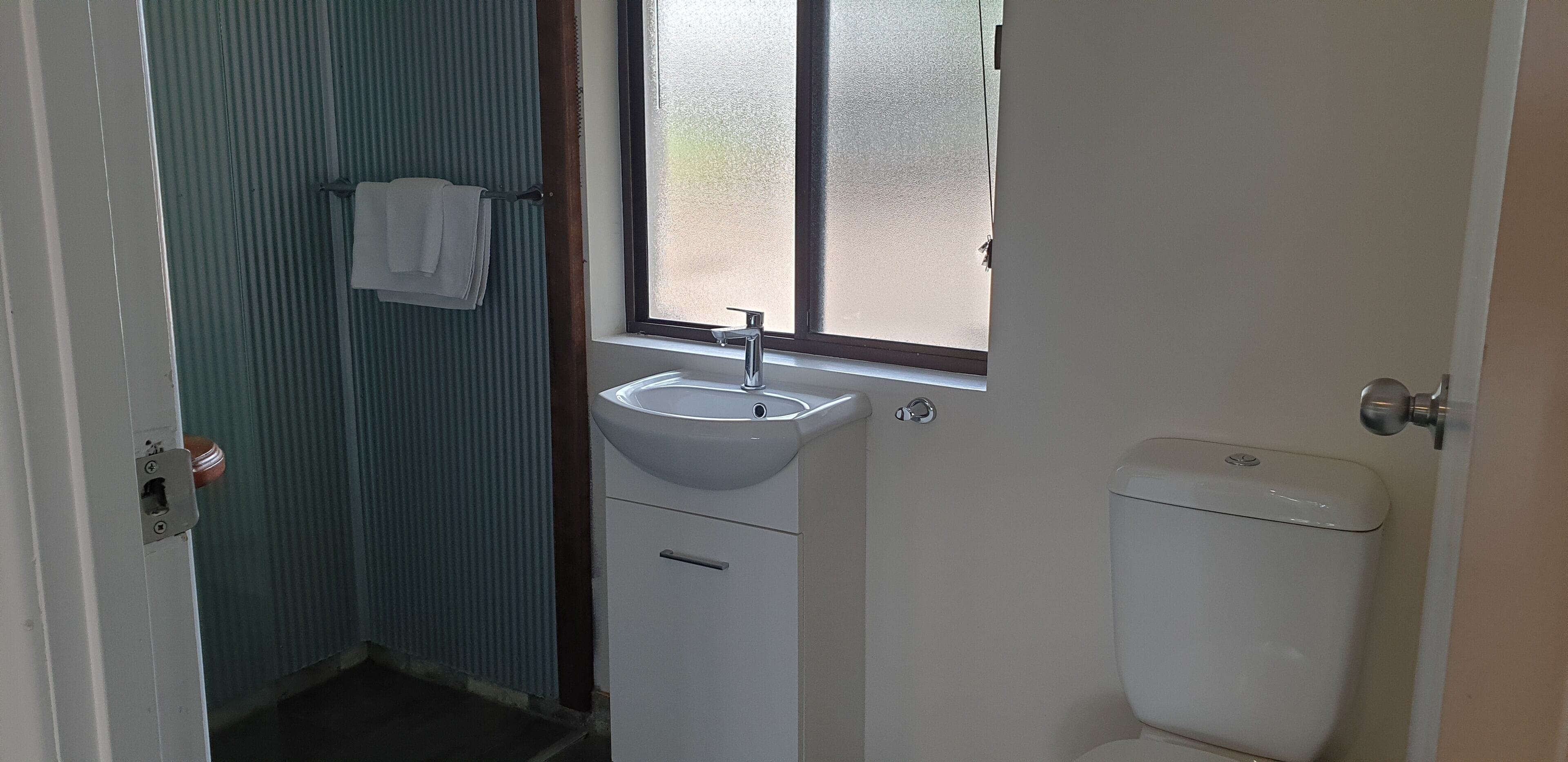 standard room | bathroom | towels