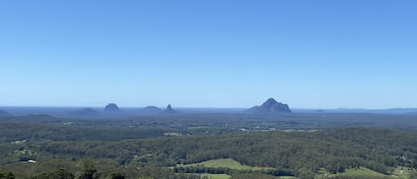 Vista panorámica de un paisaje montañoso con cielo despejado.