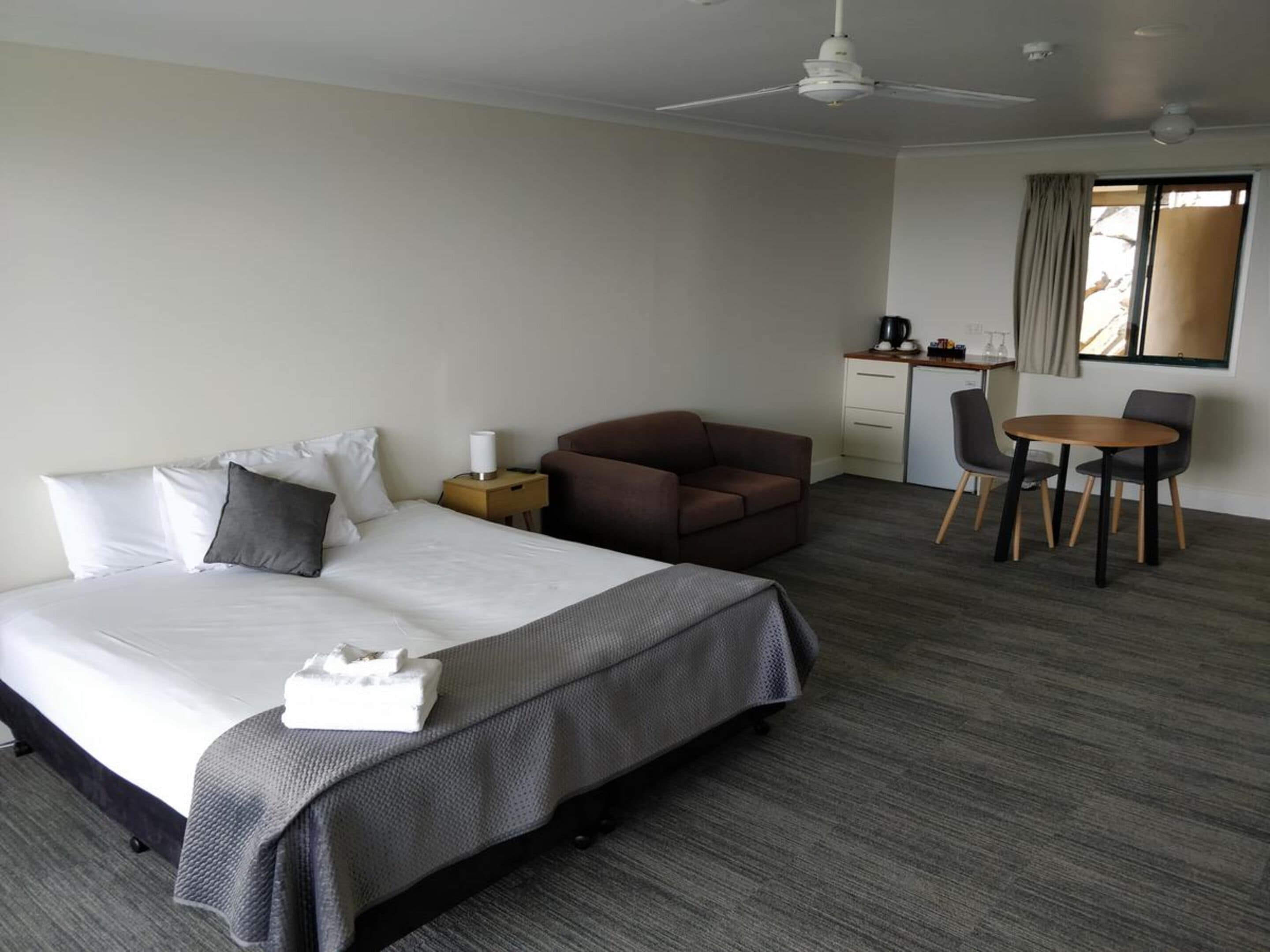 glasshouse view room | free wifi, bed sheets