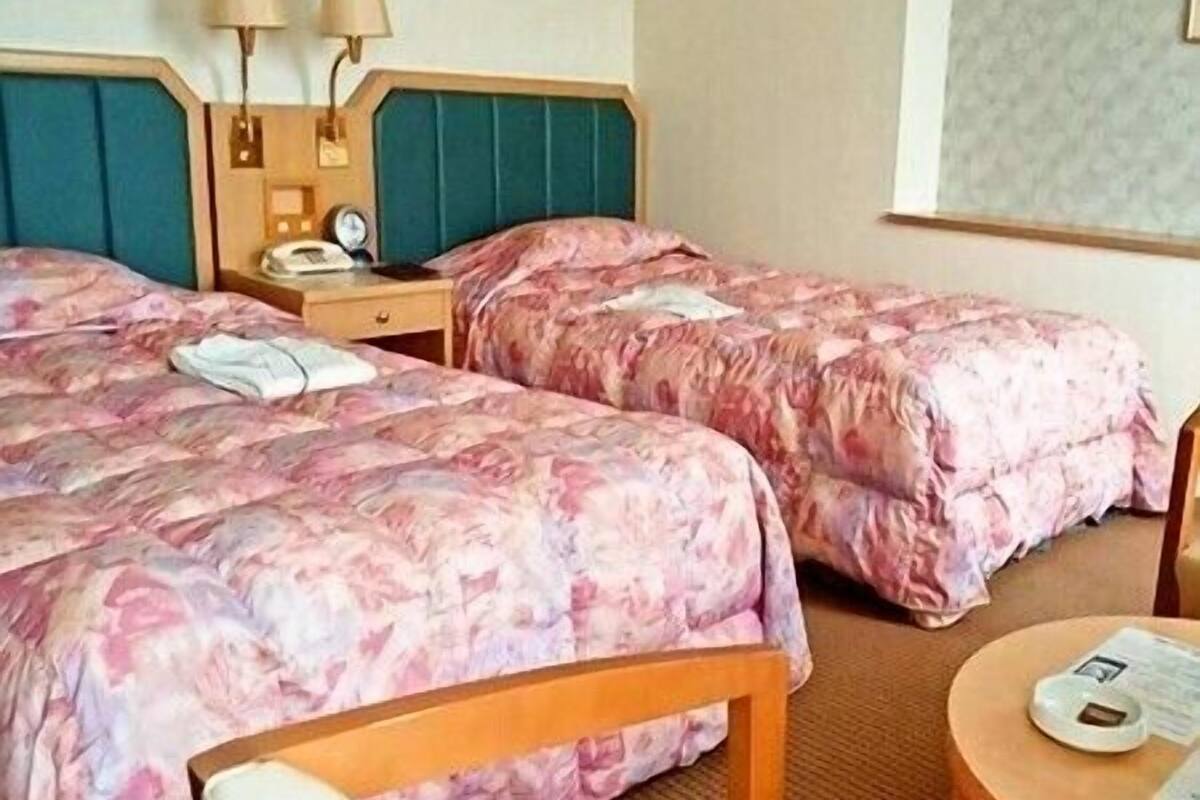 Zweibettzimmer (Main Building) | Schreibtisch, Zustellbetten, kostenloses WLAN, Bettwäsche