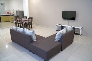 Casa, 4 camere da letto | Area soggiorno | TV a schermo piatto 32 pollici con canali satellitari, TV