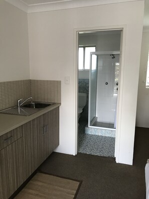 Dusch, gratis toalettartiklar, hårtork och handdukar