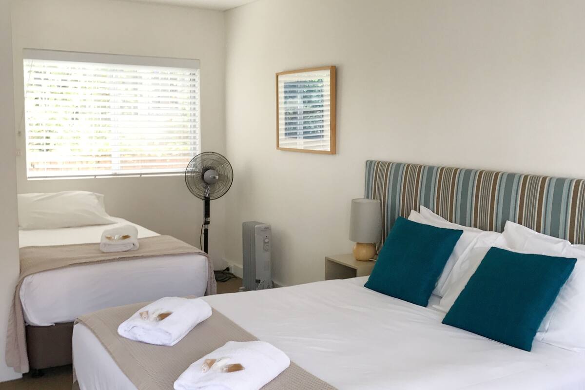 Habitación Deluxe (Queen) | Ropa de cama de alta calidad y escritorio